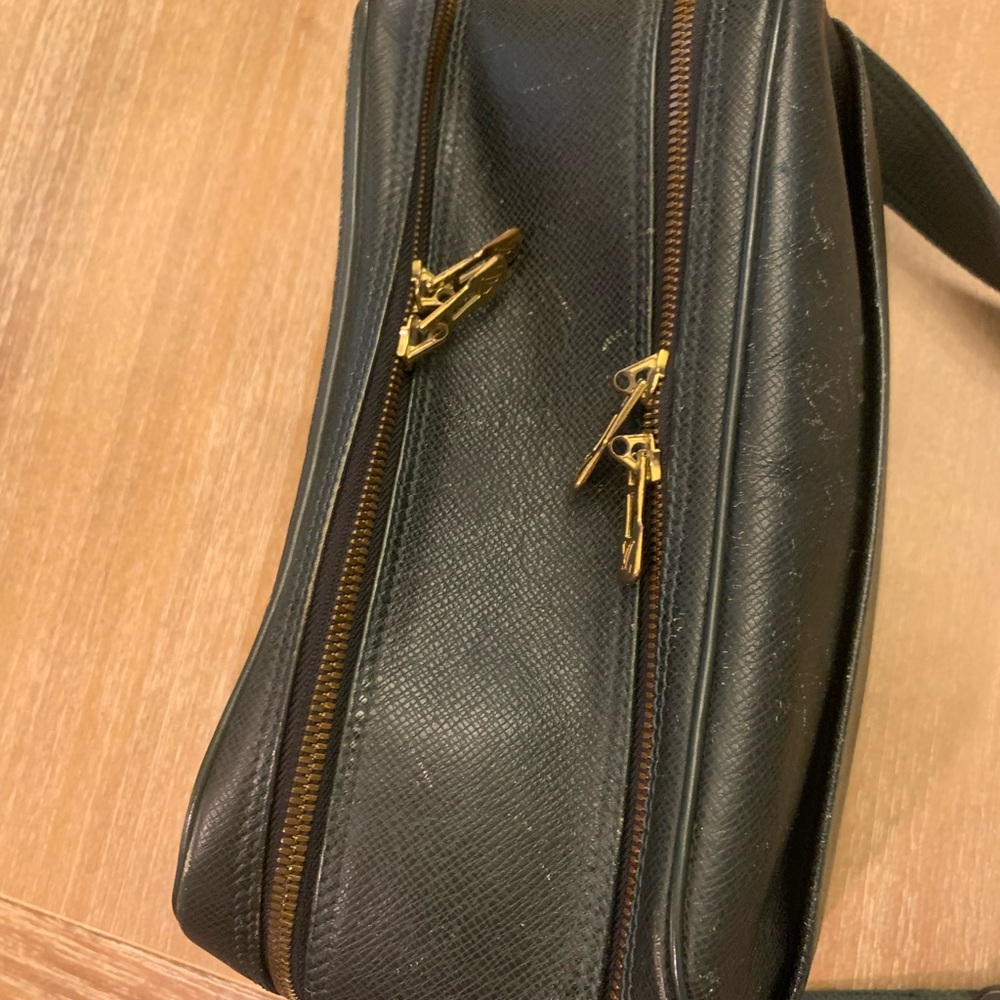 Louis Vuitton Taiga Reporter, messenger-bag, in the color green - Picture 8 of 16
